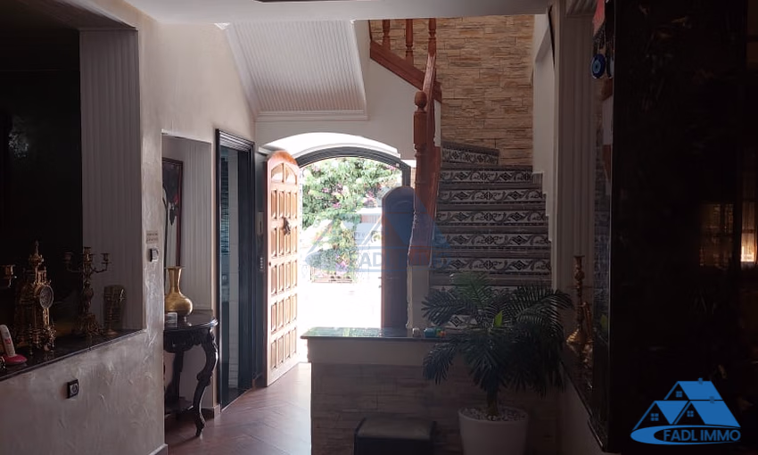 فيلا للبيع مع تراس و ثلاثة طوابق فيلا للبيع مع تراس و ثلاثة طوابق