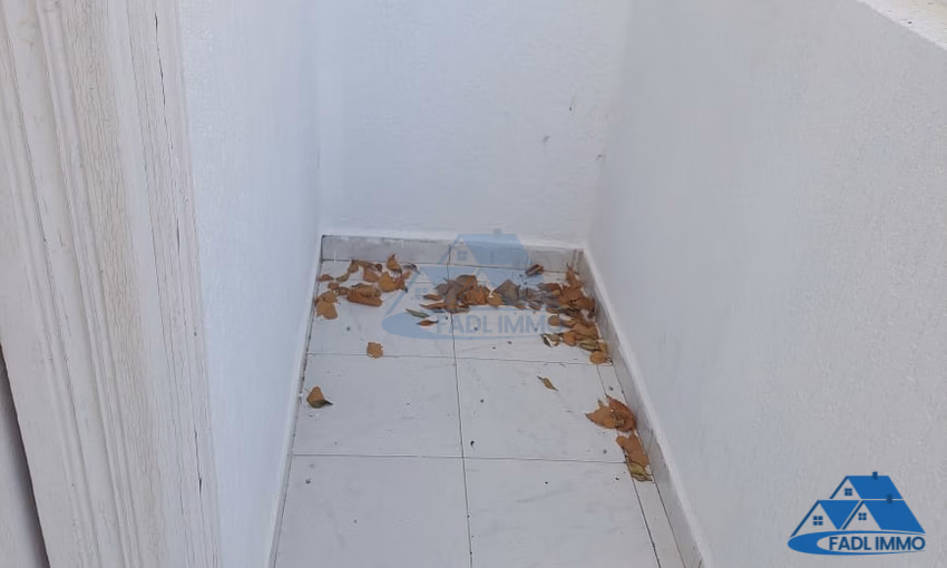 فيلا للبيع مع تراس و ثلاثة طوابق فيلا للبيع مع تراس و ثلاثة طوابق