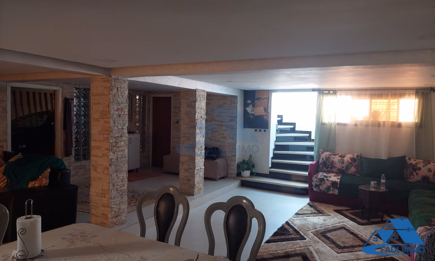 فيلا للبيع مع تراس و ثلاثة طوابق فيلا للبيع مع تراس و ثلاثة طوابق