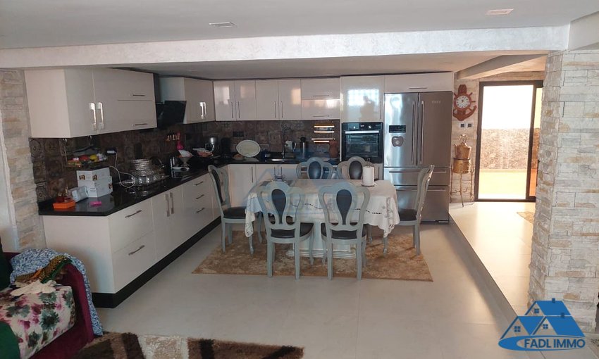 Villa for sale with terrace and three floors - view 7