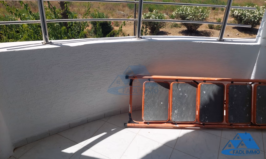 فيلا للبيع مع تراس و ثلاثة طوابق فيلا للبيع مع تراس و ثلاثة طوابق