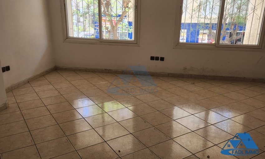 مكتب للإيجار في الطابق الأول على الواجهة الخارجية بميموزا القنيطرة