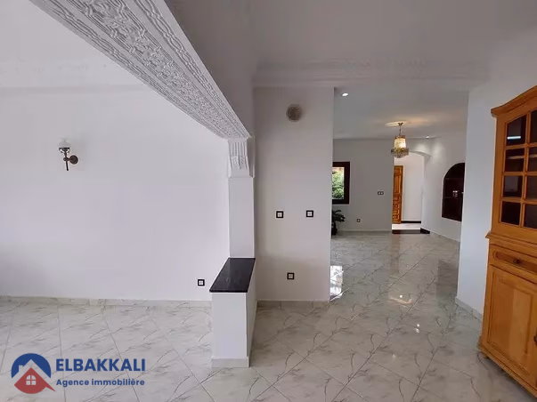 فيلا للإيجار مع تراس