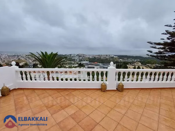 فيلا للإيجار مع تراس