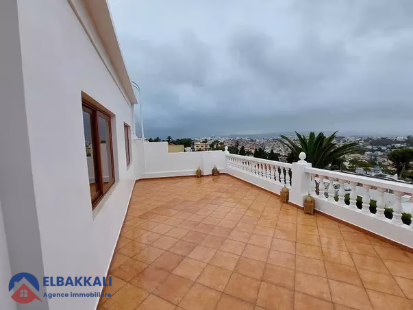 فيلا للإيجار مع تراس