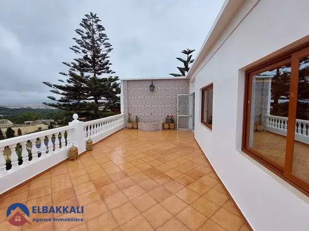 فيلا للإيجار مع تراس