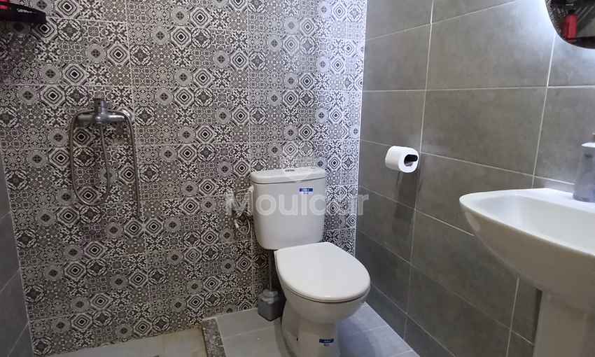 شقة للإيجار مع شرفة في الطابق الثاني