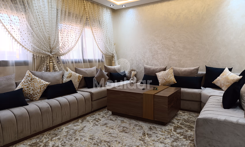 شقة للإيجار مع شرفة في الطابق الثاني