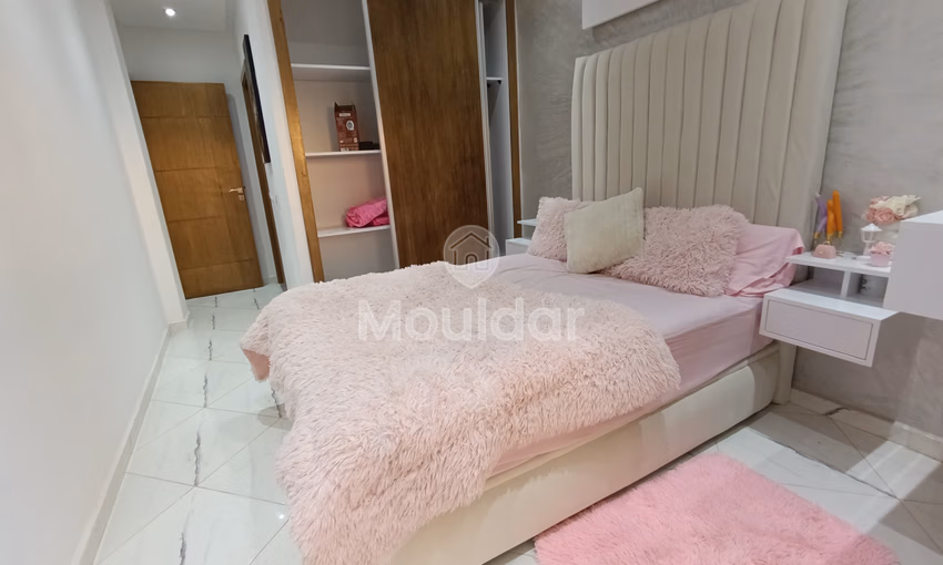 شقة للإيجار مع شرفة في الطابق الثاني