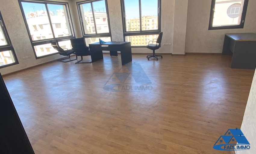 Bureau à vendre avec parking au neuvième étage Bureau à vendre avec parking au neuvième étage