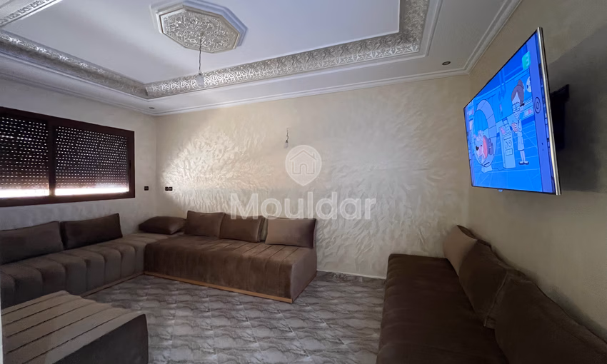 شقة للإيجار مع موقف سيارات في الطابق الأول