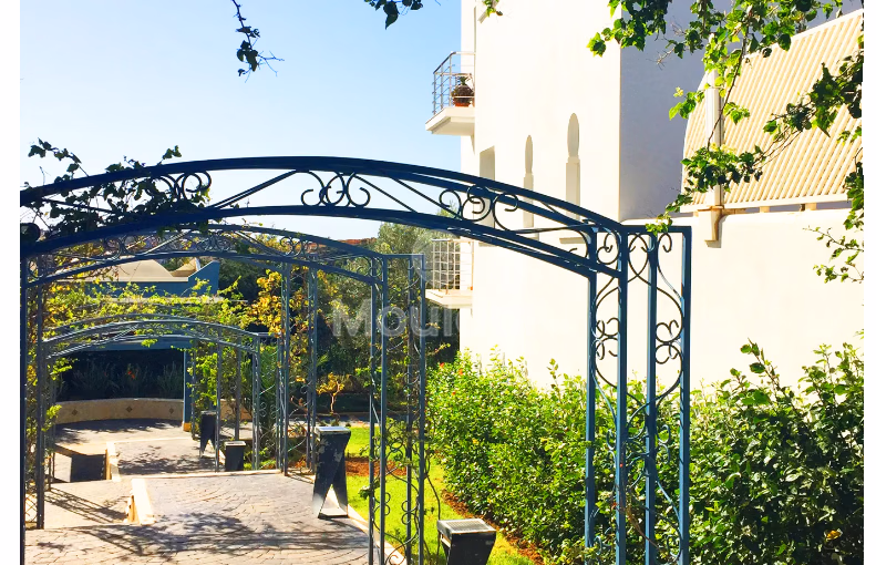 شقة للإيجار مع مسبح في الطابق الثاني