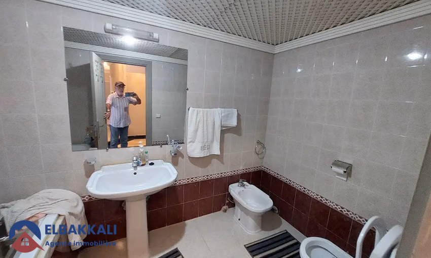 شقة للبيع مع شرفة في الطابق الأرضي