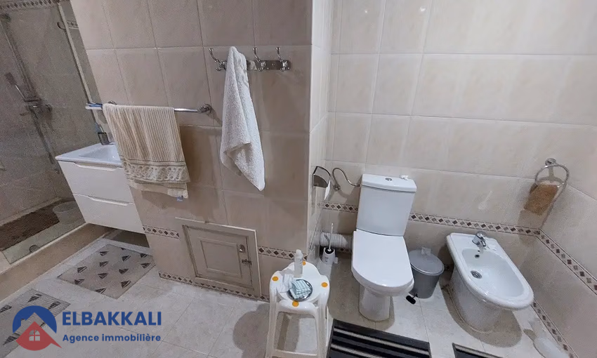 شقة للبيع مع شرفة في الطابق الأرضي