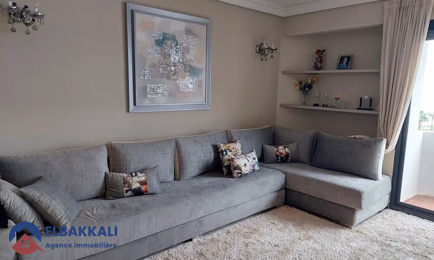 شقة للبيع مع شرفة في الطابق الأرضي