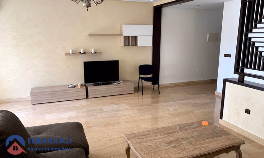 Apartamento en alquiler con balcón en el segundo piso
