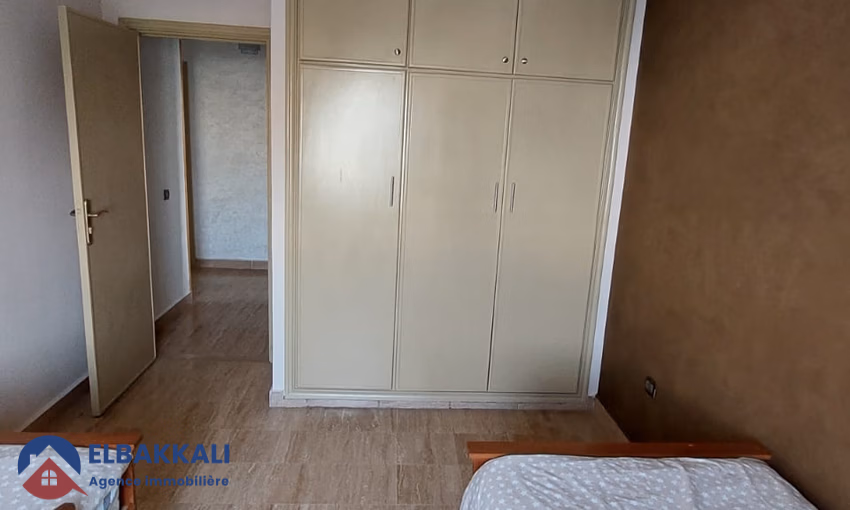 شقة للإيجار مع شرفة في الطابق الأرضي شقة للإيجار مع شرفة في الطابق الأرضي