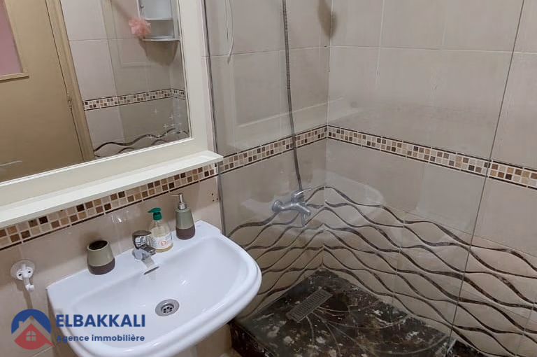 شقة للإيجار مع شرفة في الطابق الأرضي شقة للإيجار مع شرفة في الطابق الأرضي