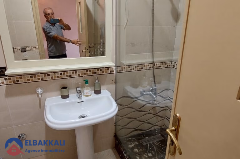 شقة للإيجار مع شرفة في الطابق الأرضي شقة للإيجار مع شرفة في الطابق الأرضي