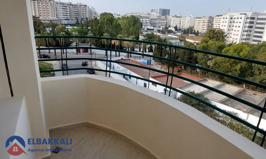 شقة للإيجار مع شرفة في الطابق الأرضي شقة للإيجار مع شرفة في الطابق الأرضي