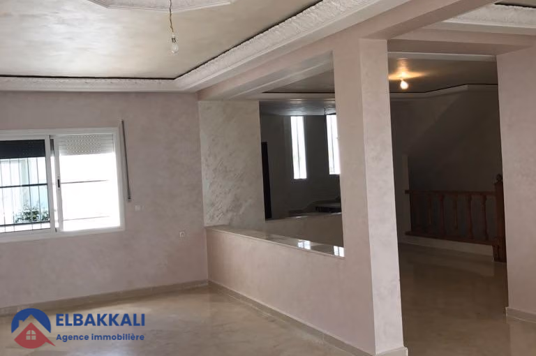 Villa à louer avec terrasse et trois étages Villa à louer avec terrasse et trois étages