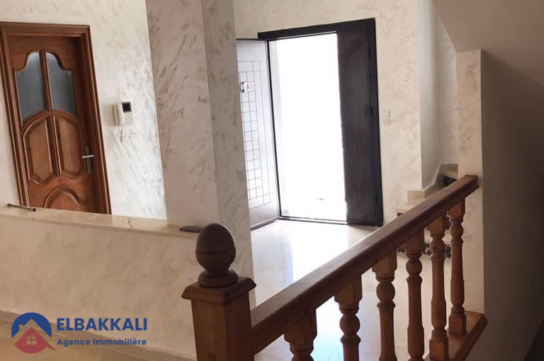 Villa à louer avec terrasse et trois étages Villa à louer avec terrasse et trois étages