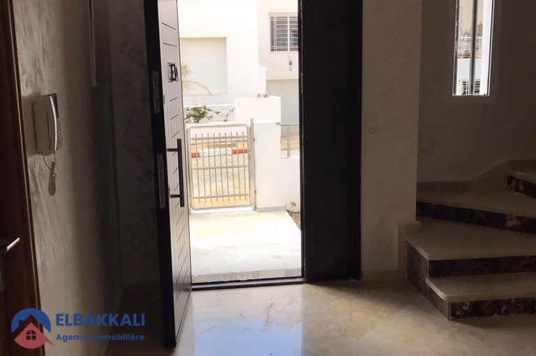 Villa à louer avec terrasse et trois étages Villa à louer avec terrasse et trois étages