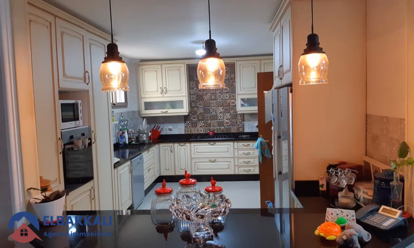 Villa à louer avec terrasse et trois étages Villa à louer avec terrasse et trois étages