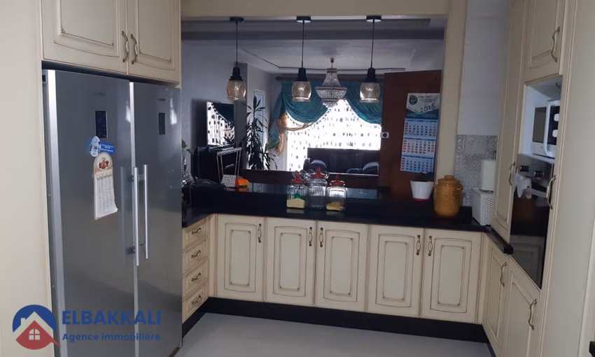 Villa à louer avec terrasse et trois étages Villa à louer avec terrasse et trois étages