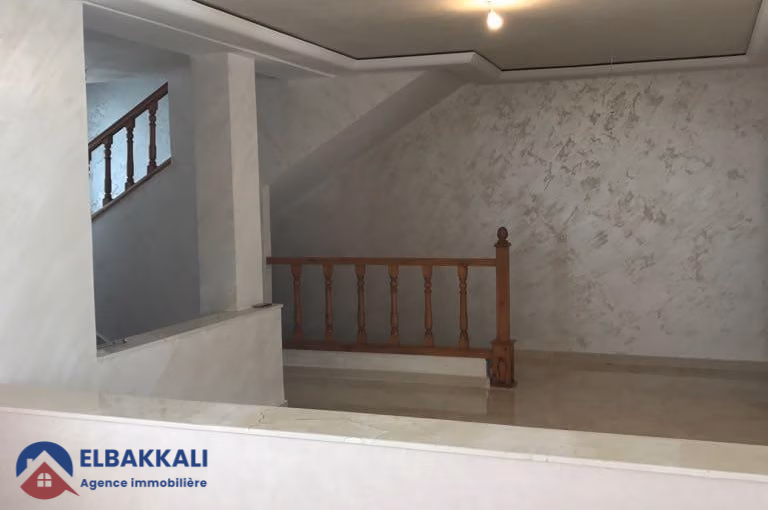 Villa à louer avec terrasse et trois étages Villa à louer avec terrasse et trois étages