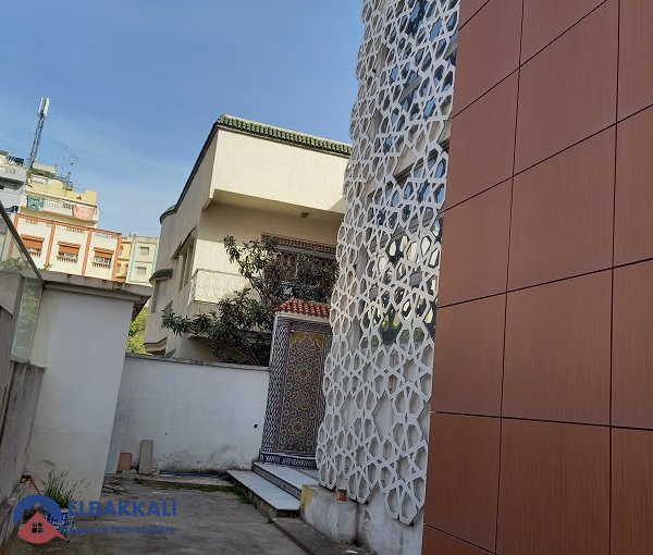 Villa for sale with swimming pool and three floors