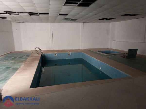 Villa en venta con piscina y tres pisos - view 8