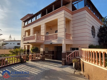 Villa à vendre avec terrasse et deux étages Villa à vendre avec terrasse et deux étages