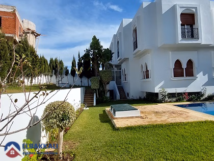Villa à vendre avec piscine et trois étages Villa à vendre avec piscine et trois étages