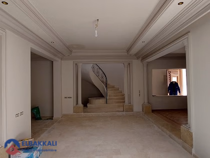 Villa à vendre avec piscine et trois étages Villa à vendre avec piscine et trois étages