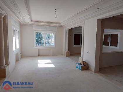 Villa à vendre avec piscine et trois étages Villa à vendre avec piscine et trois étages