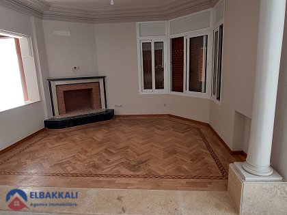 Βίλα προς πώληση με πισίνα και τρία επίπεδα - view 9