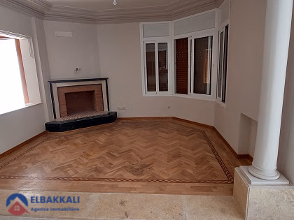 Villa à vendre avec piscine et trois étages Villa à vendre avec piscine et trois étages