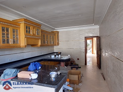 Villa à vendre avec piscine et trois étages Villa à vendre avec piscine et trois étages