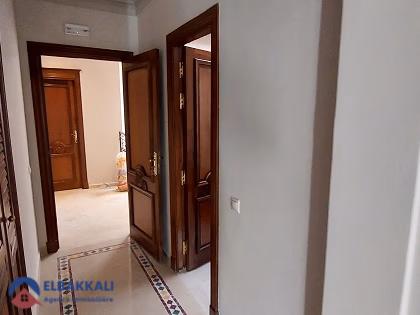 Villa à vendre avec piscine et trois étages Villa à vendre avec piscine et trois étages