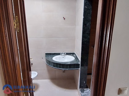 Villa à vendre avec piscine et trois étages Villa à vendre avec piscine et trois étages