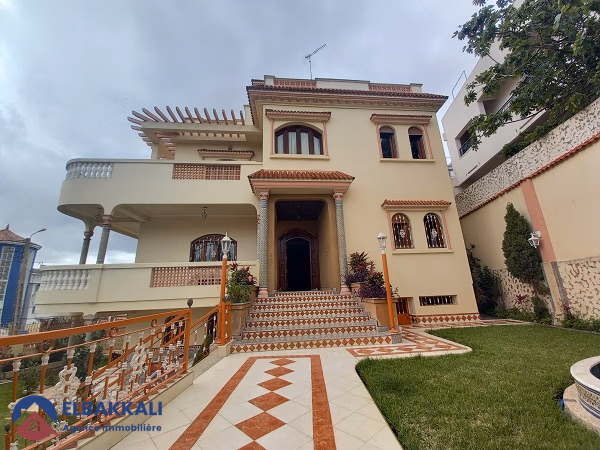 Villa en venta con terraza y tres pisos