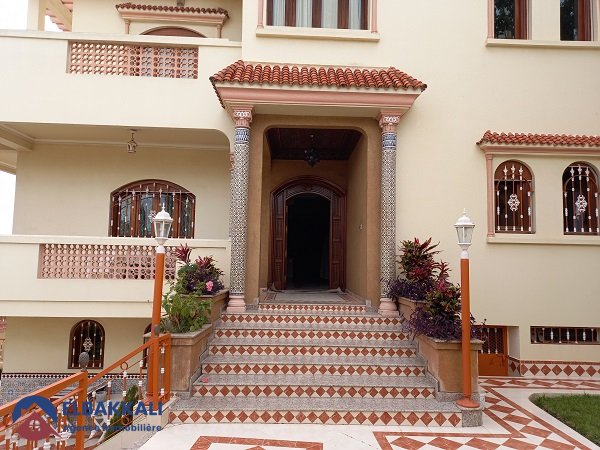 Villa for sale with terrace and three floors - view 2