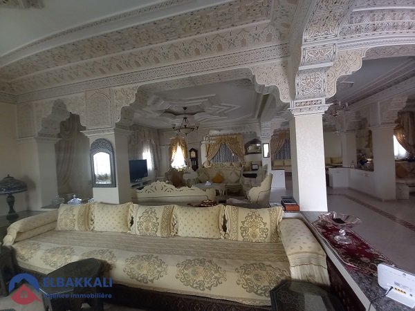 Villa for sale with terrace and three floors - view 3