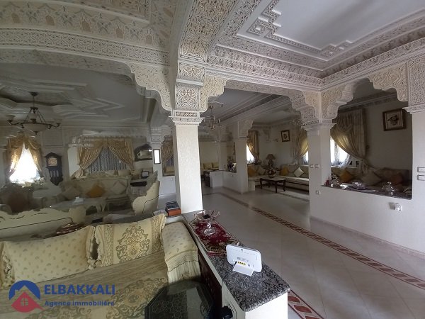 Villa for sale with terrace and three floors - view 4