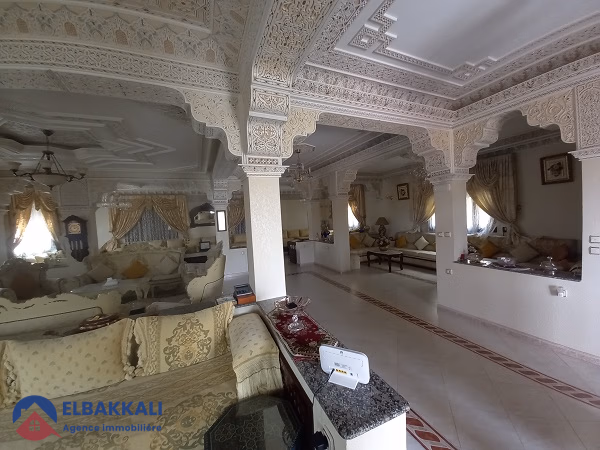 Villa en venta con terraza y tres pisos Villa en venta con terraza y tres pisos