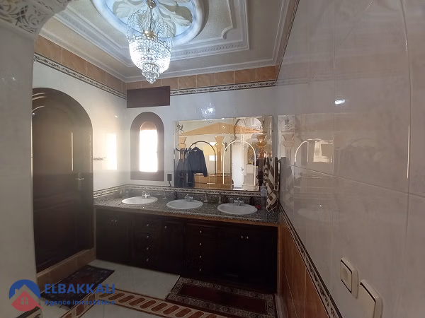 Villa en venta con terraza y tres pisos Villa en venta con terraza y tres pisos