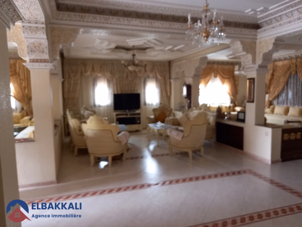 Villa en venta con terraza y tres pisos Villa en venta con terraza y tres pisos