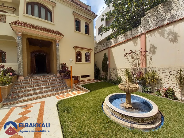 Villa en venta con terraza y tres pisos Villa en venta con terraza y tres pisos