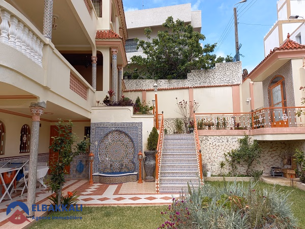 Villa en venta con terraza y tres pisos Villa en venta con terraza y tres pisos